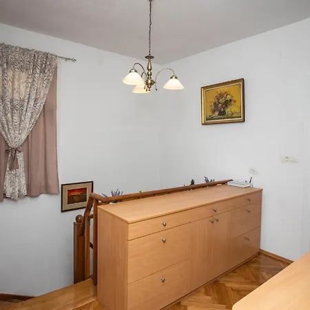 Casa de Férias 2 Bedroom Lovely Home In Split